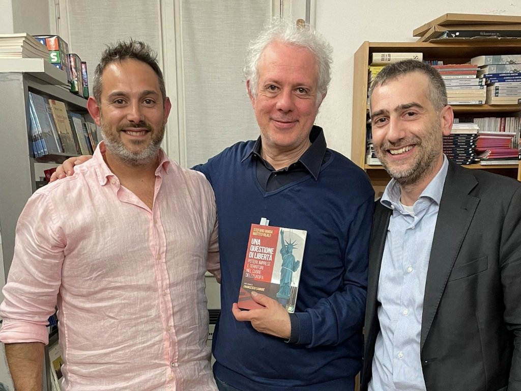 Stefano Binda e Matteo Reale presentano il libro “Una questione di libertà. Imprese, potere e territori” a Saronno, evento promosso da CBS Serramenti Società Benefit presso Villa Gianetti.