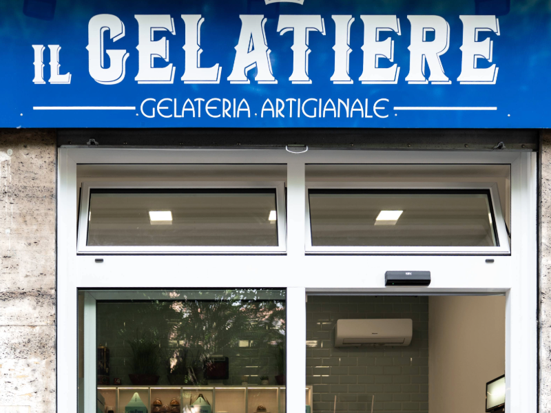 Vetrina IL GELATIERE con porta scorrevole su strada CBS Serramenti