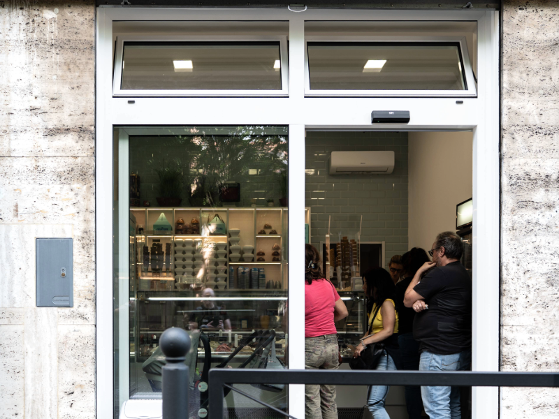 Vetrina su strada gelateria - posta in alluminio scorrevole CBS Serramenti SB