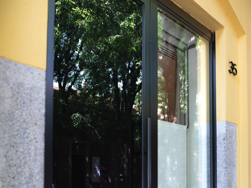 Porta d'ingresso su misura ristorante SUI GENERIS Saronno