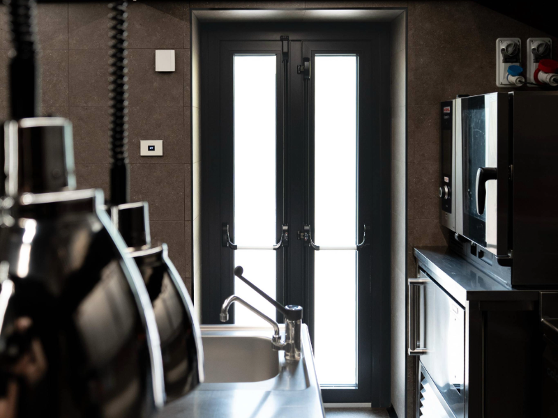 Porta di servizio CBS Serramenti per il ristorante SUI GENERIS