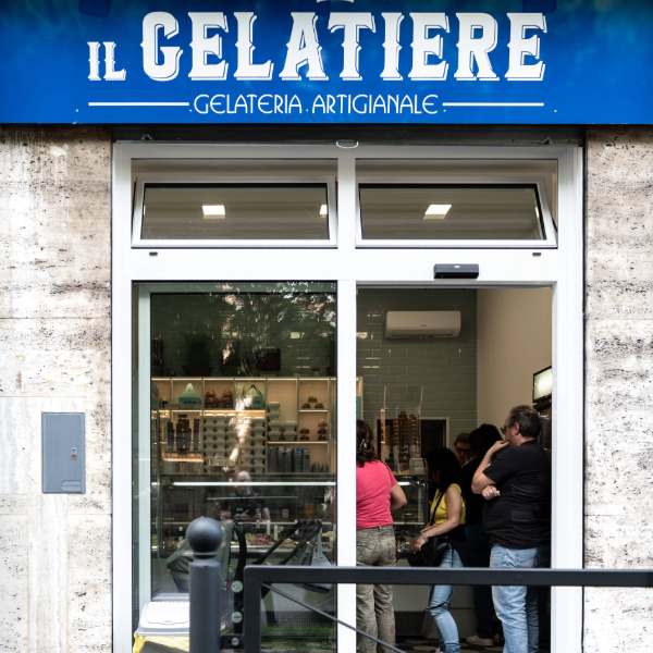 Vetrina su strada per IL GELATIERE