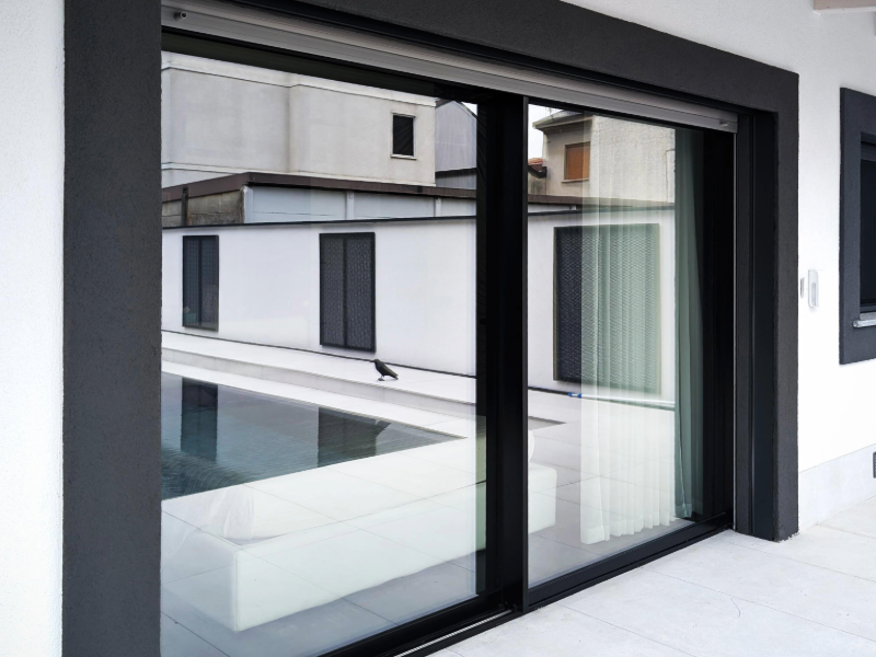 Vetrata tutto vetro per una villa con piscina Cbs Serramenti