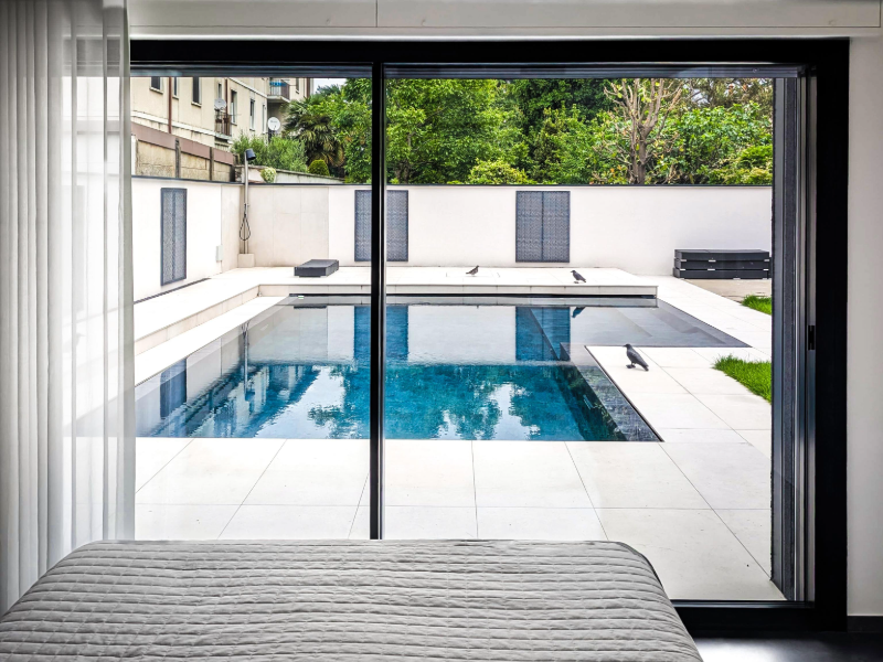 Vetrata tutto vetro per una villa con piscina Cbs Serramenti