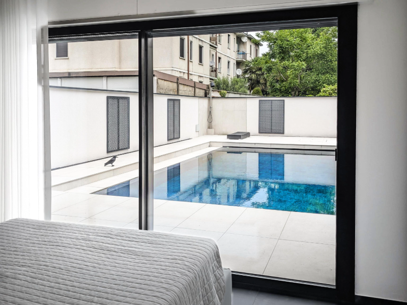 Vetrata tutto vetro per una villa con piscina Cbs Serramenti