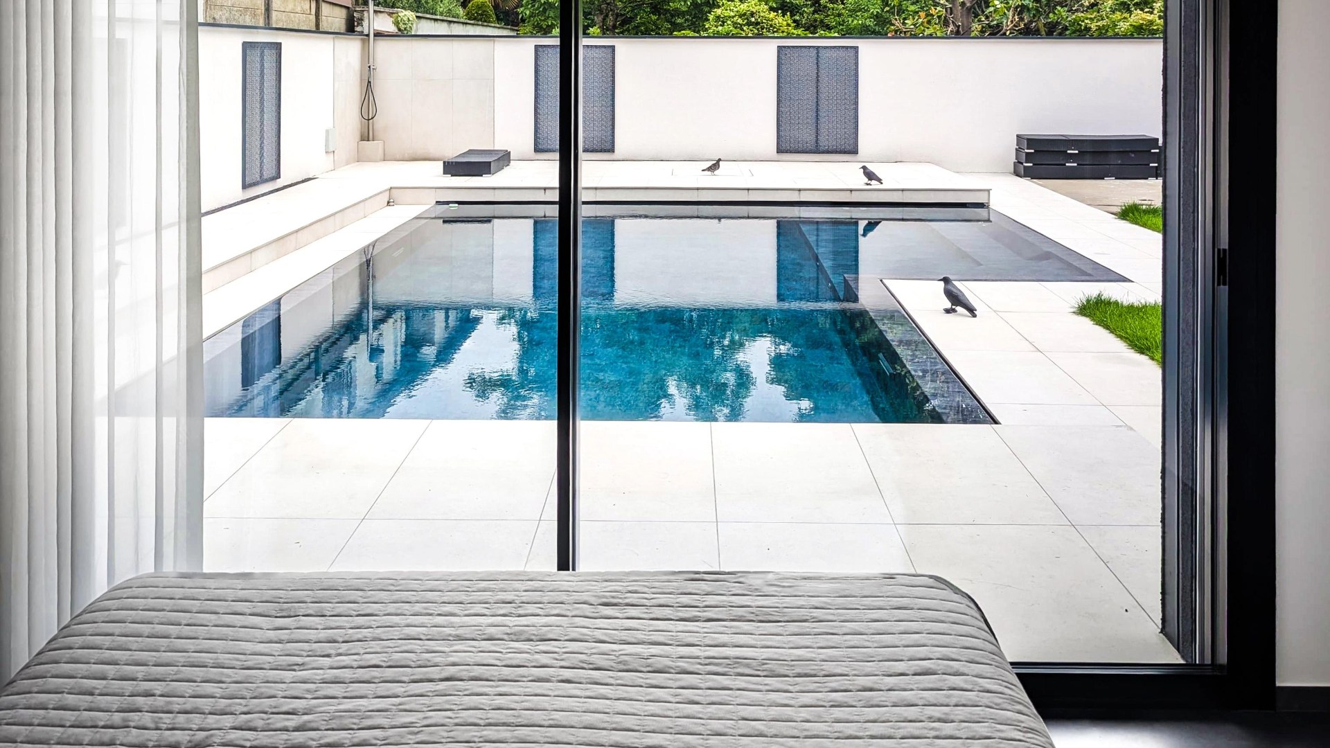 Vetrata tutto vetro per una villa con piscina Cbs Serramenti