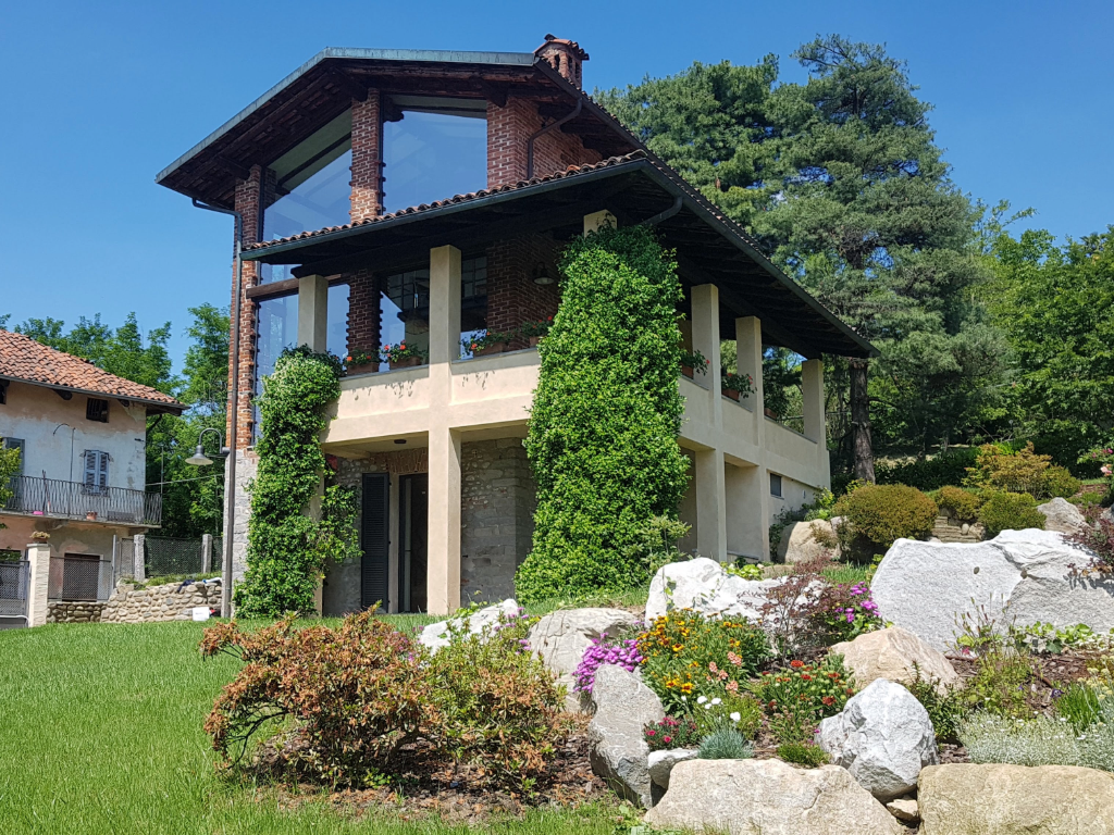 Finestre in alluminio minimal per una villa storica con pareti in vetro a Biella