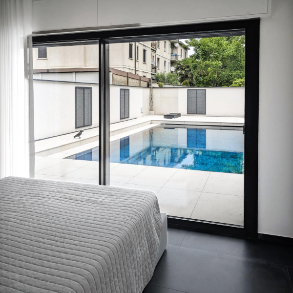 Vetrata tutto vetro per una villa con piscina