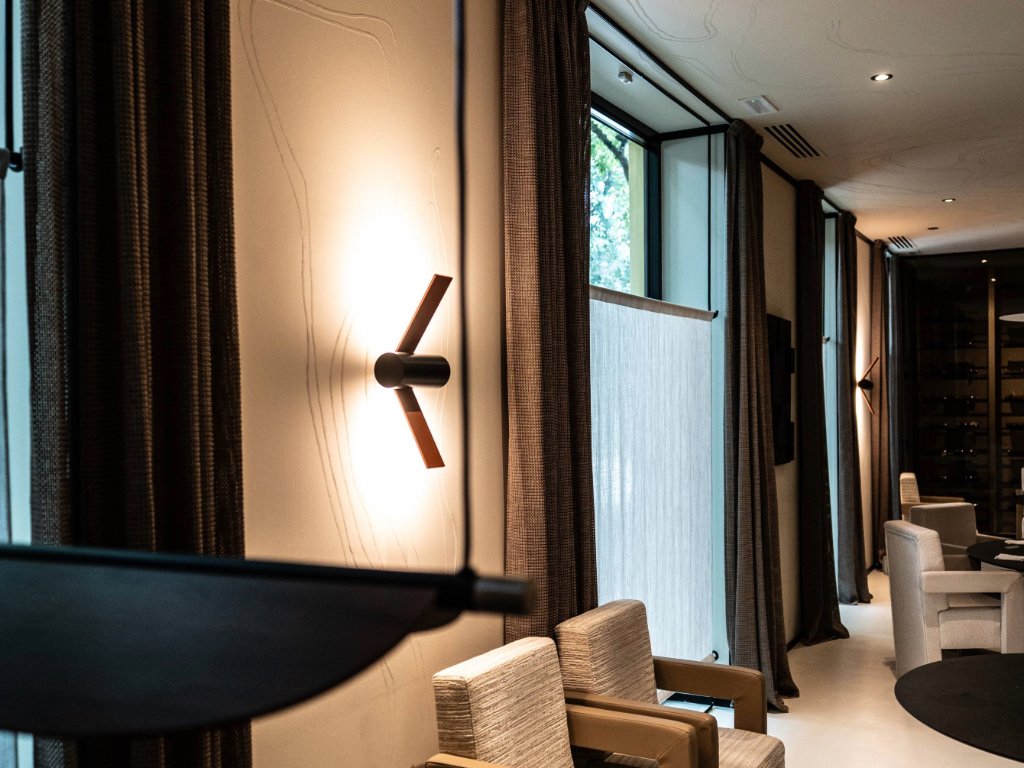 Serramenti e porta d’ingresso in vetro total black del ristorante Sui Generis a Saronno realizzati da CBS Serramenti SB