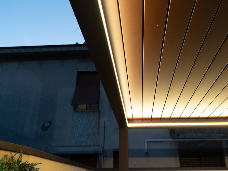 pergola bioclimatica con led caldi integrati - CBS Serramenti